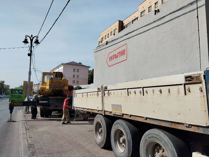 В Курске начали устанавливать железобетонные укрытия